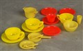 Kökssaker i gul och orange plast, lite större, 210828.jpg