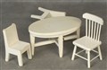 Matbord i trä (ingen skada) och två omaka stolar, 210817.jpg